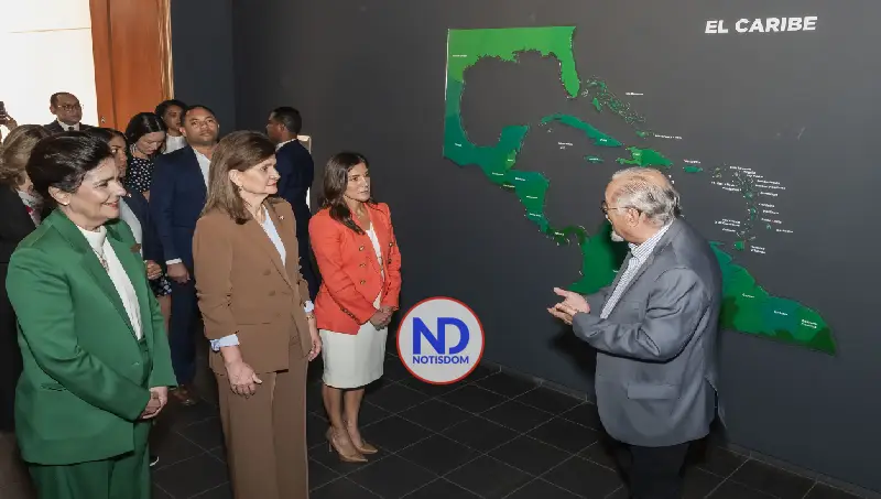 Embajadora de EE.UU. y vicepresidenta Raquel Peña visitan el Centro León 2 Embajadora de EE.UU. y vicepresidenta Raquel Peña visitan el Centro León