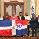 Presidente entrega la bandera dominicana a Leones Escogido