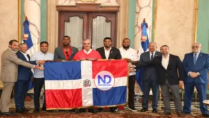 Presidente entrega la bandera dominicana a Leones Escogido