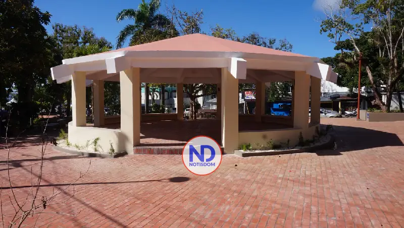 NOTISDOM FOTOS PF2026 2026 01 27T122349.648 Turismo remoz­a Parque Juan Pablo Duarte y fortalece el atractivo urbano de Samaná