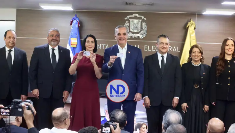 RD estrena nueva cédula: Luis Abinader y Raquel Arbaje reciben el primer documento