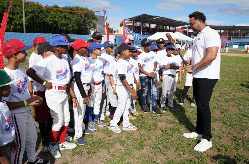 Nelson Cruz comparte con los pequenos que asistieron a Bani MLB, directiva del Clásico y Fedom impacta más de 200 niños con clínica de béisbol en Baní