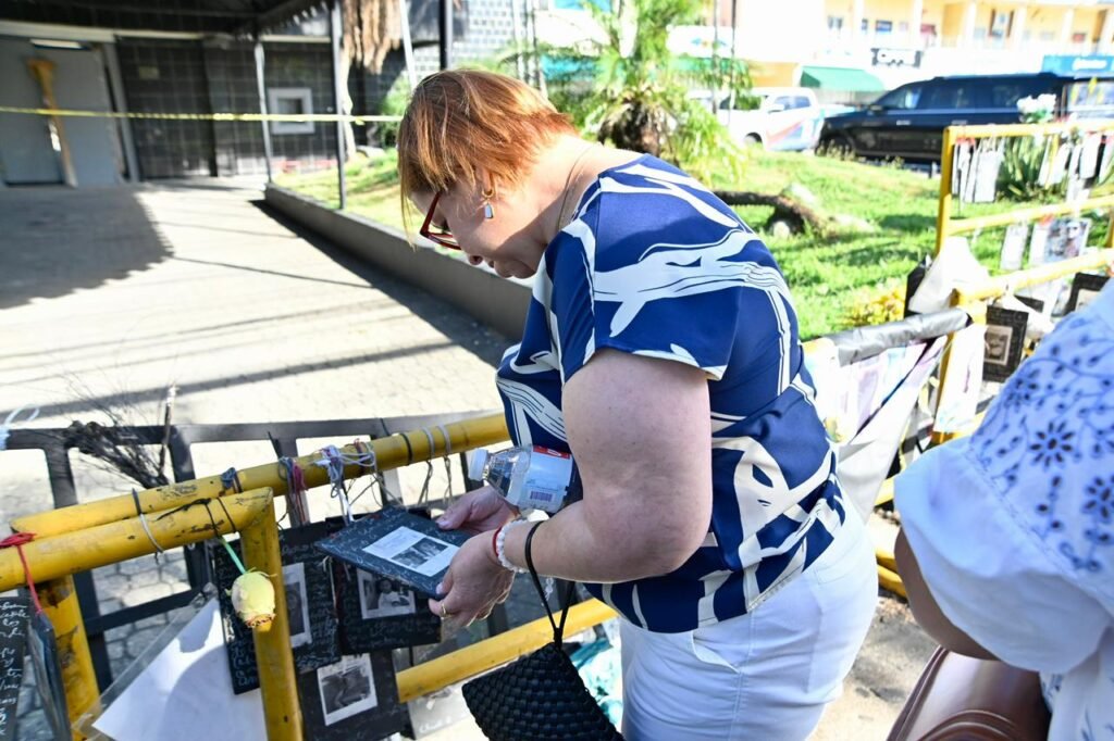 Parientes de víctimas del Jet Set claman justicia tras primera navidad marcada por ausencias 6 Pariente contempla foto Parientes de víctimas del Jet Set claman justicia tras primera navidad marcada por ausencias