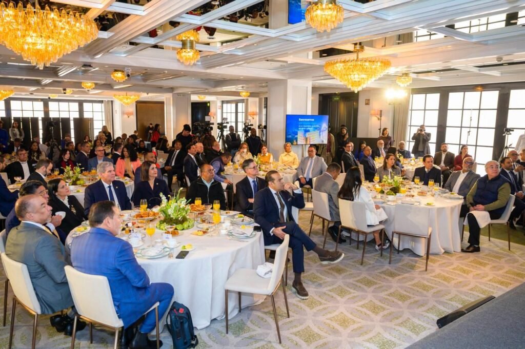 Parte de los periodistas y comunicadores asistentes al desayuno realizado por Banreservas Activos de Banreservas superan el billón 282 mil millones de pesos