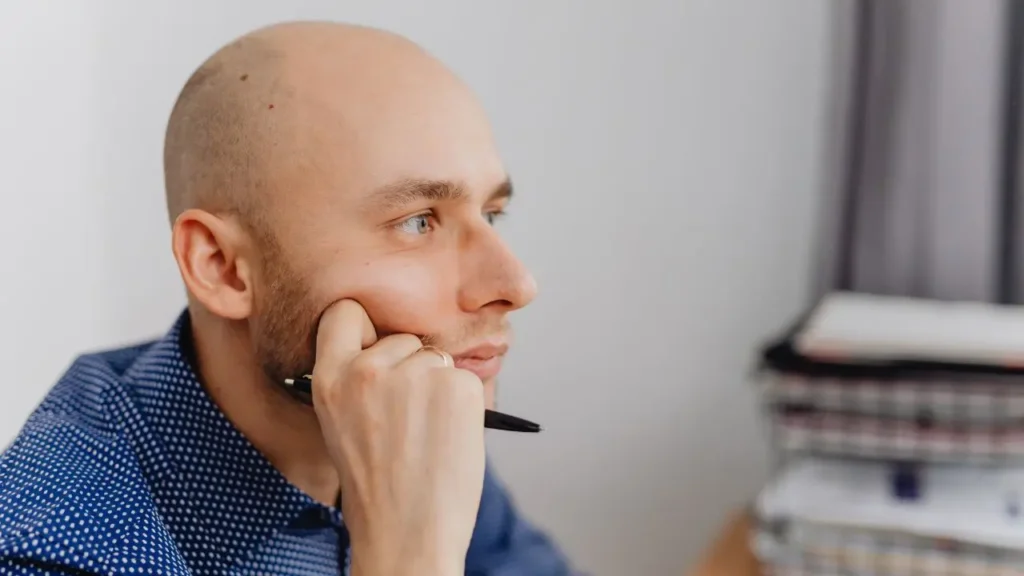 ¿Cómo organizar las metas para este 2026? Guía práctica para empezar con claridad 3 Pensativo ¿Cómo organizar las metas para este 2026? Guía práctica para empezar con claridad