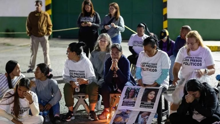Personas participan en una vigilia por los presos EEUU exige liberación de 1.000 presos políticos en Venezuela