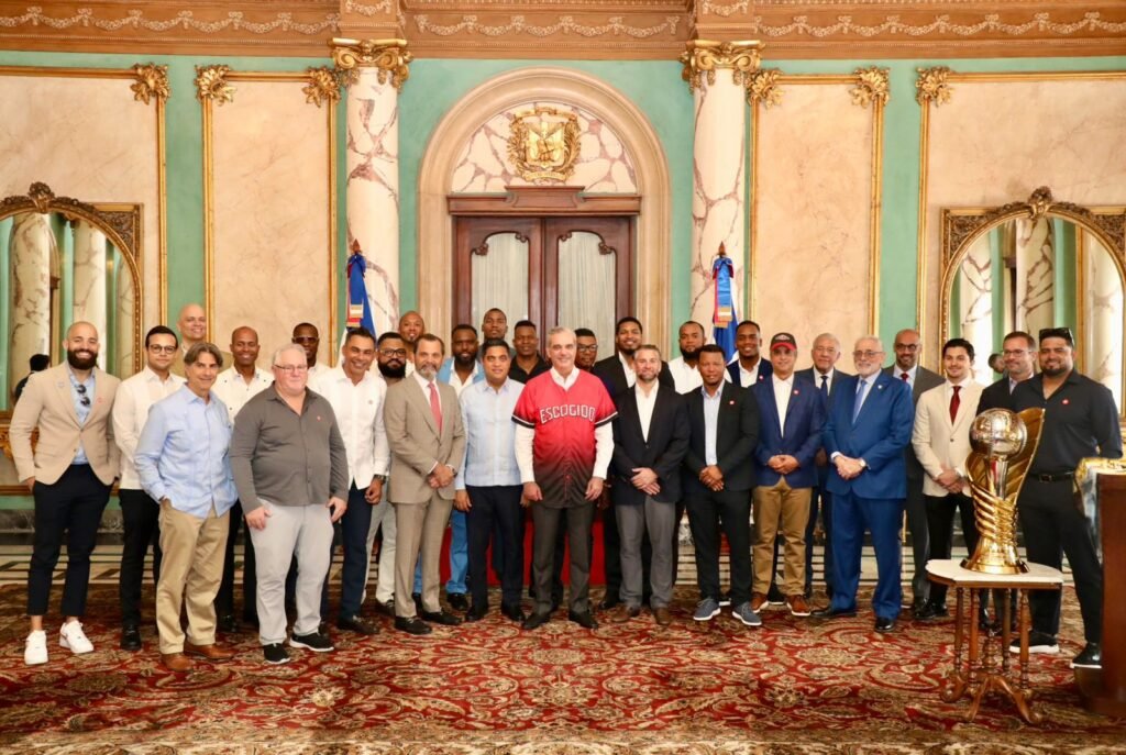 Presidente entrega la bandera dominicana a Leones Escogido Presidente entrega la bandera dominicana a Leones Escogido