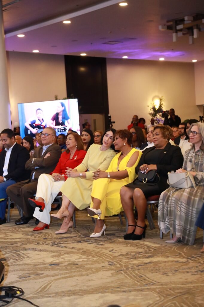 Raquel Arbaje junto a Josefa Castillo Directora de Inaipi destaca inversión del Gobierno de 5.7 % del PIB en la niñez dominicana