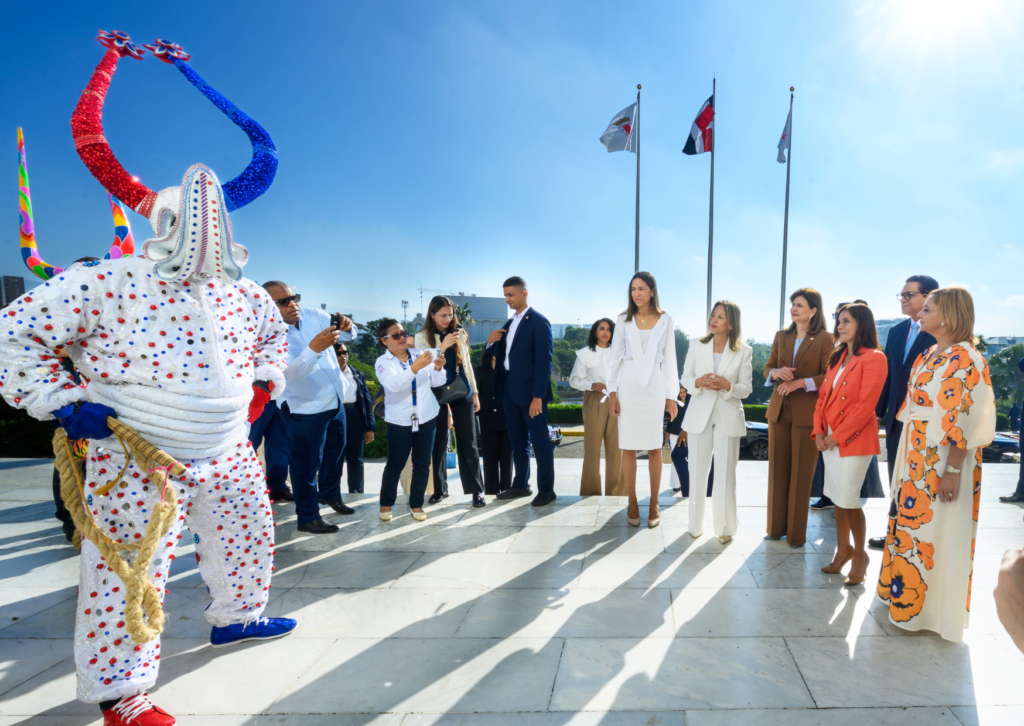 Raquel Pena y Leah Campos 1 Vicepresidenta recibe a la embajadora de EEUU en el Monumento a los Héroes de la Restauración