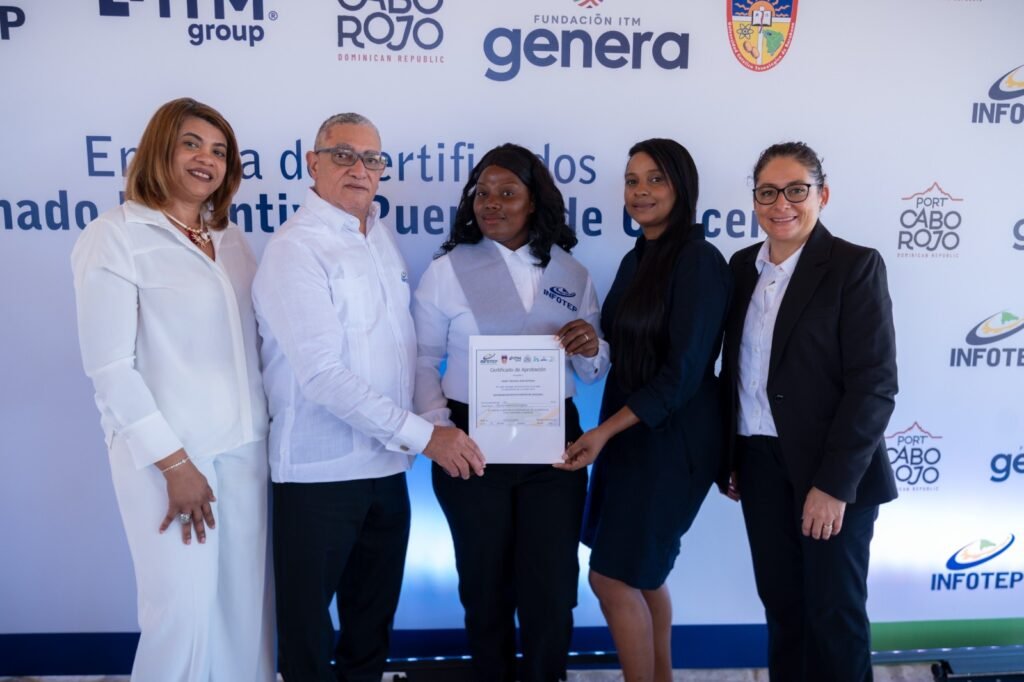 Una de las graduadas del diplomado Infotep gradua a 63 participantes del primer Diplomado Distintivo Puerto de Cruceros en Cabo Rojo