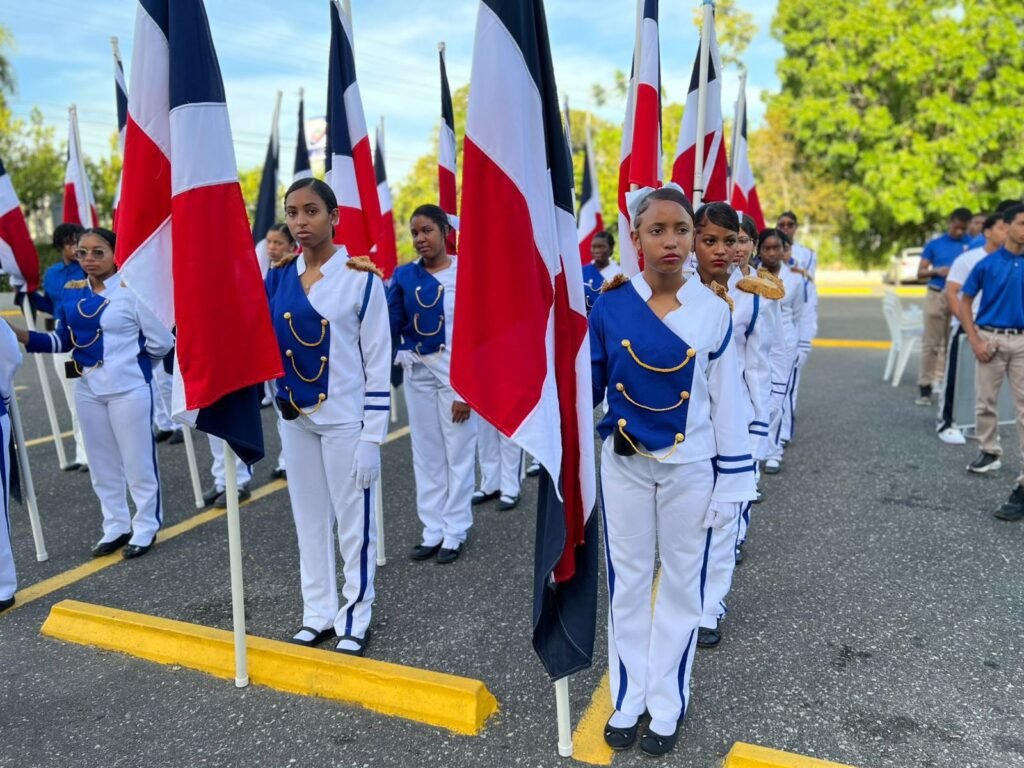 Obispo resalta el valor de los símbolos patrios en centro educativo 3 Alumnos del Centro Educativo Monsenor Juan Felix Pepen de Higey Obispo resalta el valor de los símbolos patrios en centro educativo