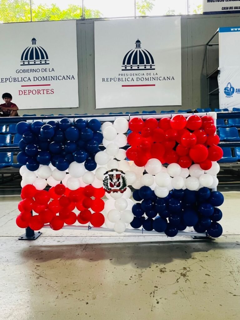 Obispo resalta el valor de los símbolos patrios en centro educativo 5 Alumnos del Centro Educativo Monsenor Juan Felix Pepen de Higey 2 Obispo resalta el valor de los símbolos patrios en centro educativo