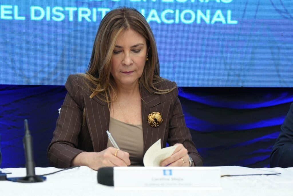 Carolina Mejia 1 Formalizan plan para retirar cableados y reducir la contaminación visual en el DN