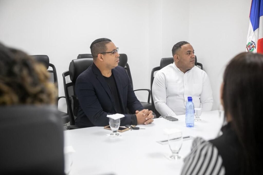 Conadis capacita a comunicadores de Kapicua Radio Show sobre trato digno Conadis instruye a comunicadores sobre cómo referirse a personas con discapacidad