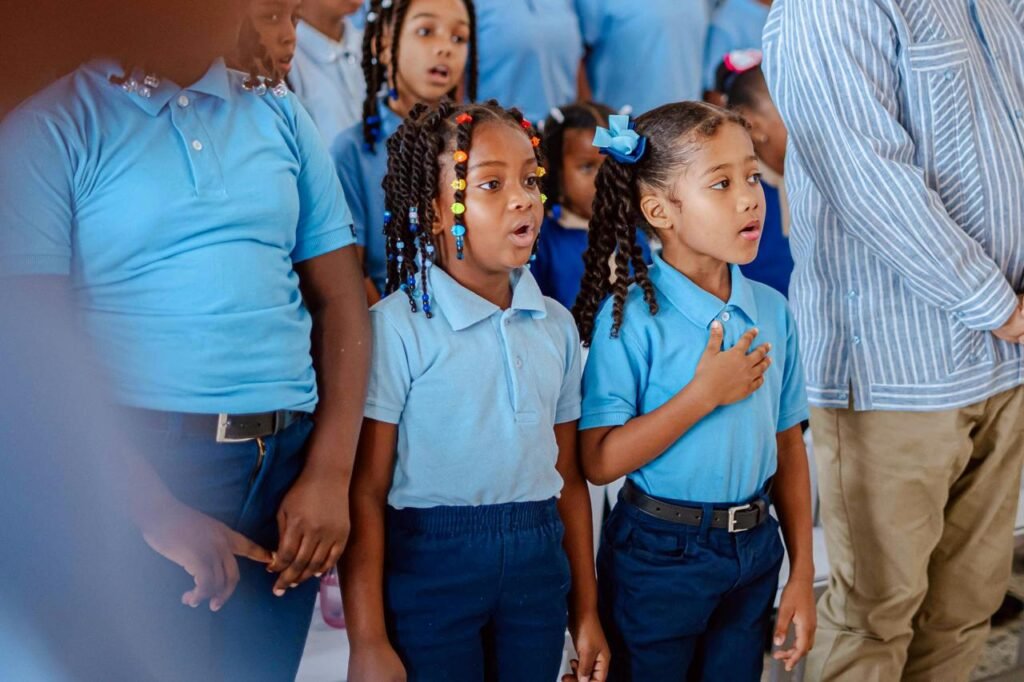 Minerd construyó 1,675 aulas en 2025 con inversión superior a RD$2,518 millones y reporta crecimiento en escolaridad 3 ESTUDIANTES 1 Minerd construyó 1,675 aulas en 2025 con inversión superior a RD$2,518 millones y reporta crecimiento en escolaridad