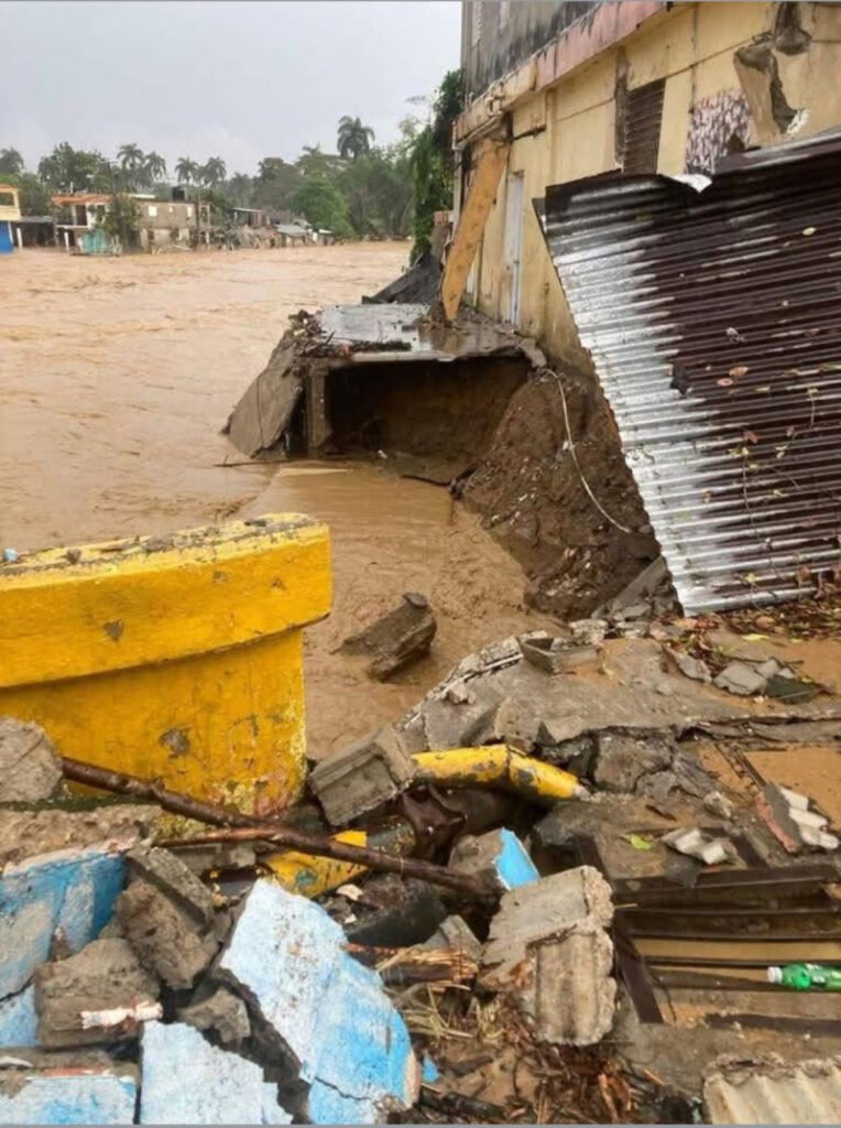 Colapsan varios comercios y viviendas en Gaspar Hernández por lluvias 3 El COE ha colocado en alerta roja a la provincia Espaillat Colapsan varios comercios y viviendas en Gaspar Hernández por lluvias