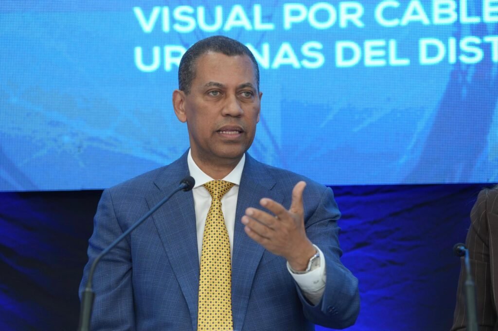 Guido Gomez Mazara 14 Formalizan plan para retirar cableados y reducir la contaminación visual en el DN