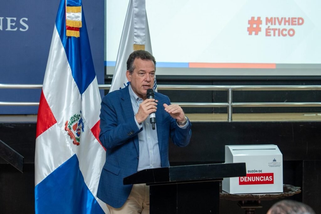 Ito Bisono 1 Digeig entrega buzón de denuncias ciudadanas al Ministerio de Vivienda