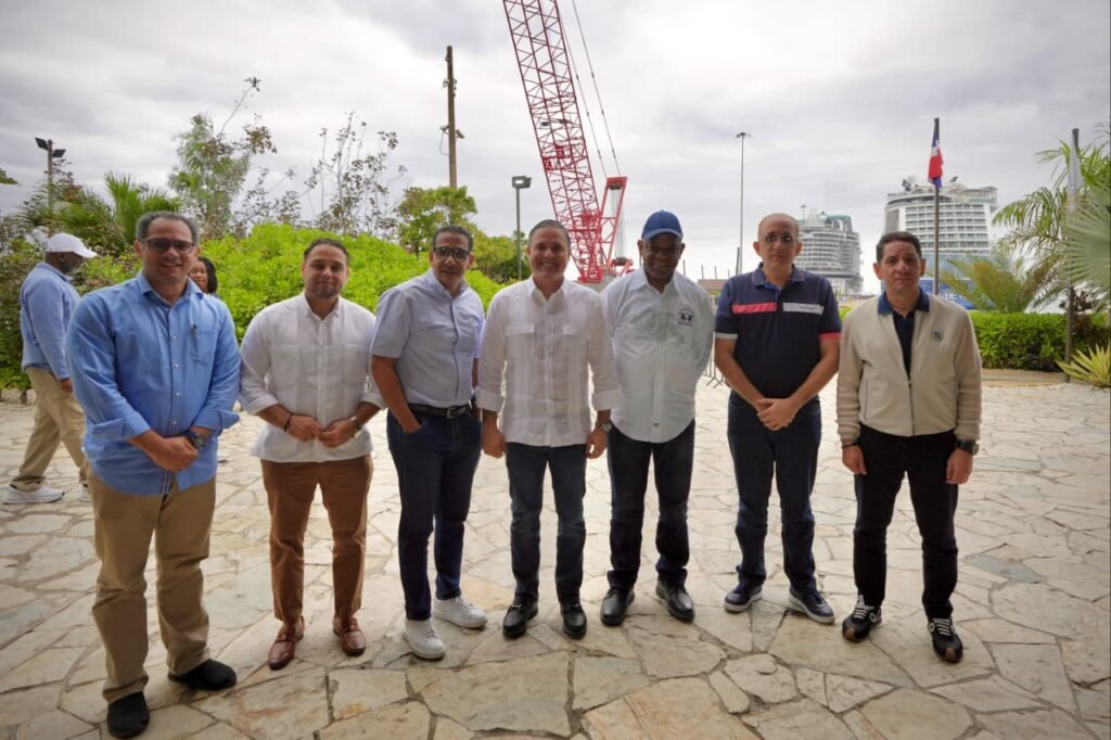 Jean Luis Rodriguez junto a otras autoridades Puertos comerciales operan bajo un esquema 60 % privado y 40 % estatal, explica Jean Luis Rodríguez