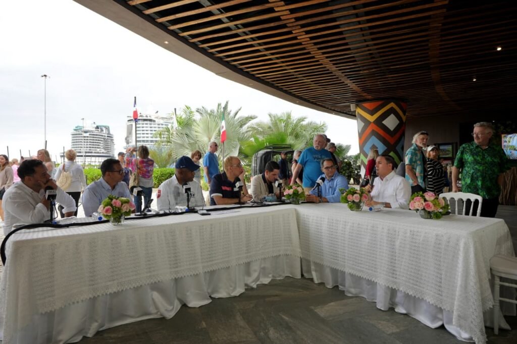 Jean Luis Rodriguez junto al equipo del Sol de la Manana Puertos comerciales operan bajo un esquema 60 % privado y 40 % estatal, explica Jean Luis Rodríguez