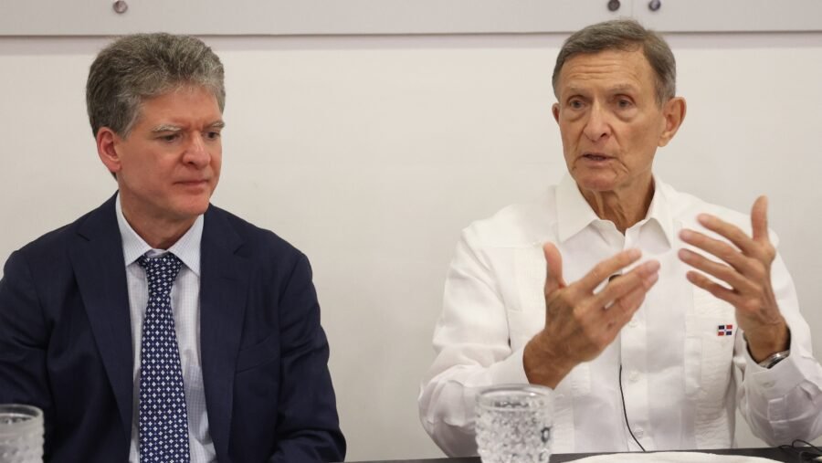 Reforma del servicio exterior ahorra millones al Estado 3 Jose Alfredo Corripio Roberto Alvarez Reforma del servicio exterior ahorra millones al Estado