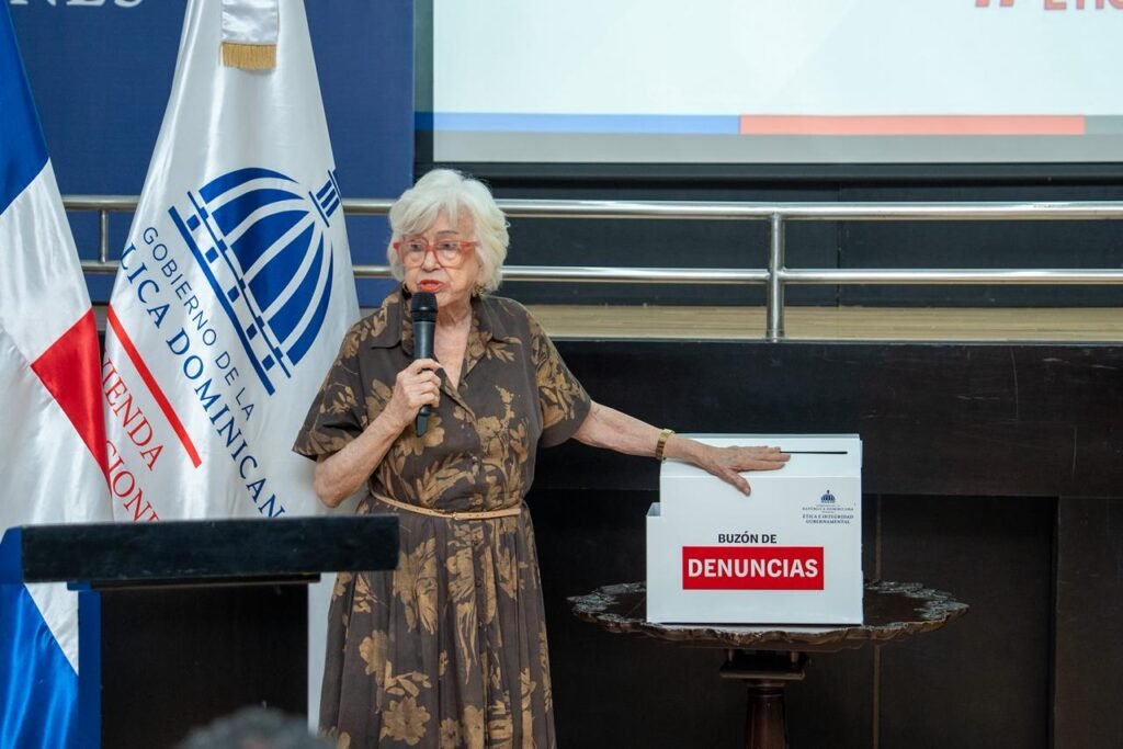 MILAGROS ORTIZ BOSCH 11 Digeig entrega buzón de denuncias ciudadanas al Ministerio de Vivienda