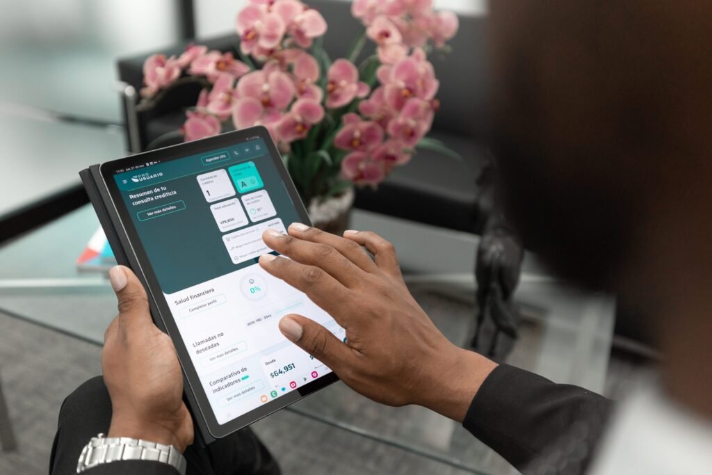 Aplicación ProUsuario supera las 500 mil personas registradas 5 Manos usando la APP de ProUsuario 1 Aplicación ProUsuario supera las 500 mil personas registradas