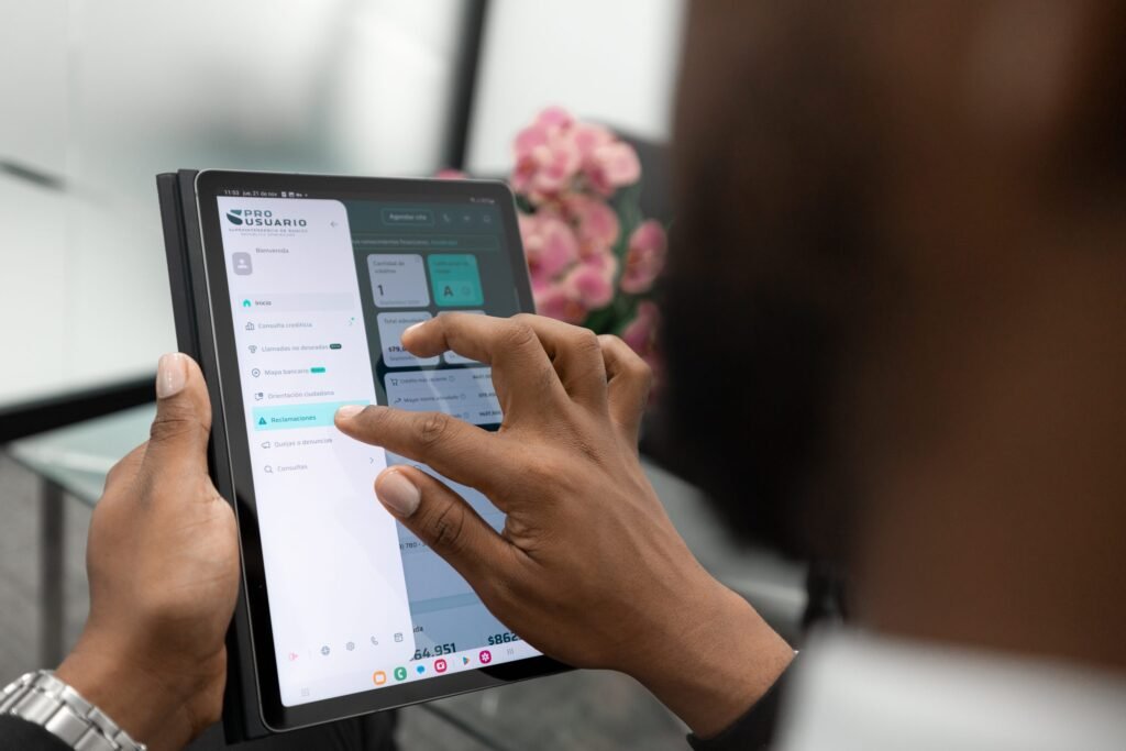 Aplicación ProUsuario supera las 500 mil personas registradas 4 Manos usando la APP de ProUsuario Aplicación ProUsuario supera las 500 mil personas registradas