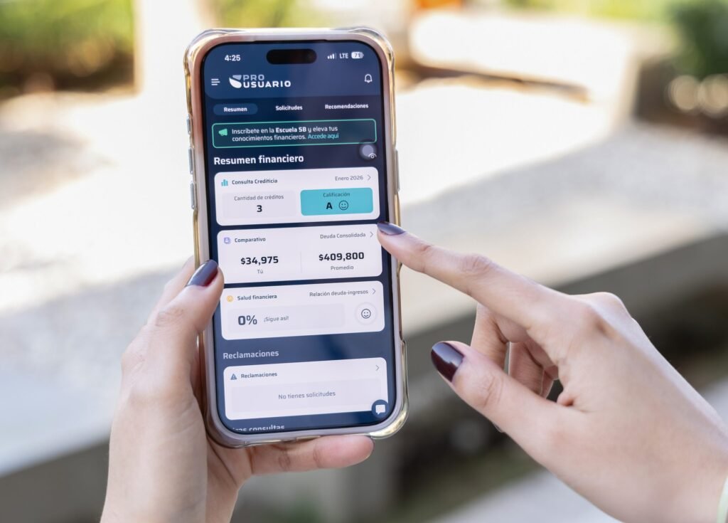 Aplicación ProUsuario supera las 500 mil personas registradas 3 Manos usando la APP de ProUsuario 2 Aplicación ProUsuario supera las 500 mil personas registradas