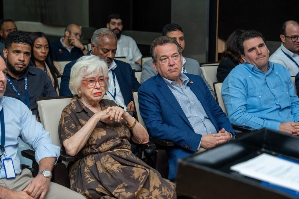 Milagros Ortiz Bosch e Ito Bisono 1 Digeig entrega buzón de denuncias ciudadanas al Ministerio de Vivienda