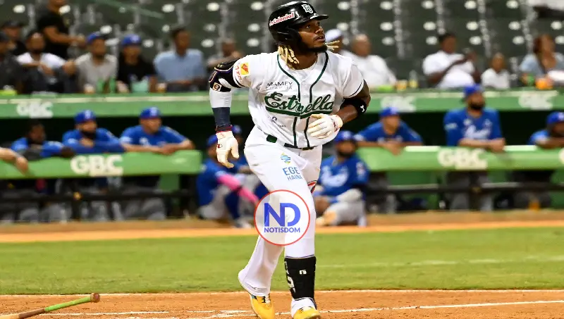 Estrellas firman al jardinero Raimel Tapia por dos años