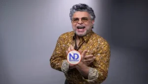 Salsero Luis Enrique tiene un nuevo álbum musical de camino