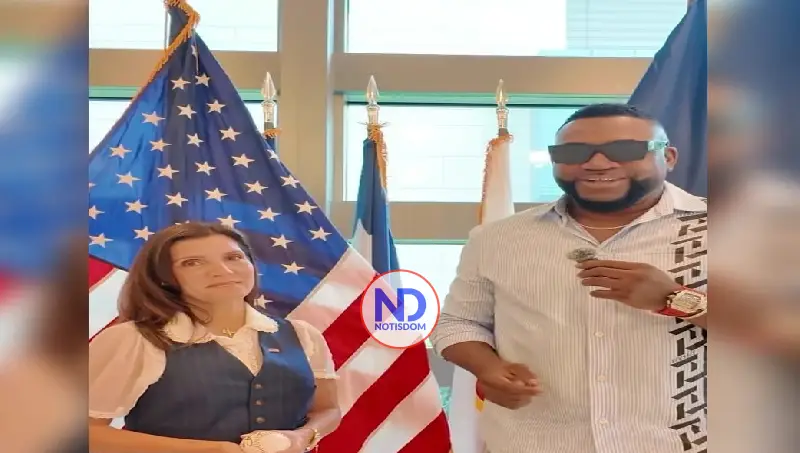 Embajadora de EEUU recibe al expelotero de GL David Ortiz