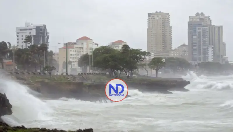 Temperaturas frescas y oleaje peligroso marcan el inicio de la semana en el país