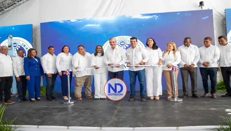 Presidente Luis Abinader y director del Inapa, Wellington Arnaud, inauguran obras en Azua