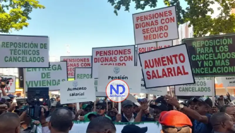 Agrónomos marchan al Palacio en demanda aumento salarial