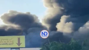 Incendio afecta establecimiento comercial en la avenida Charles de Gaulle