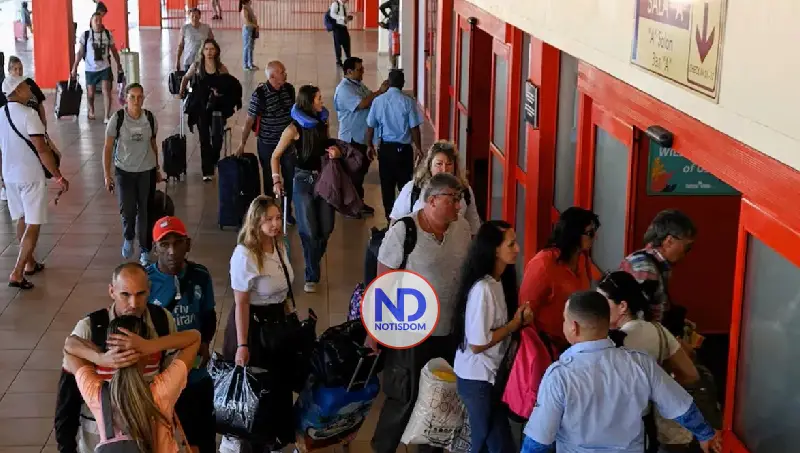 Turistas abandonan Cuba en medio de crisis de combustible