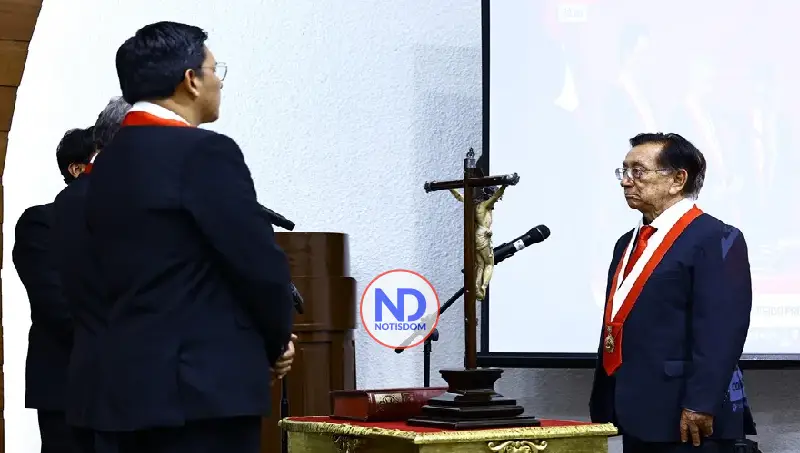 El congresista José María Balcázar jura como nuevo presidente interino de Perú