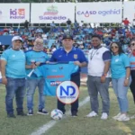 Profesor Santiago Portes realiza saque de honor en partido Salcedo FC vs O&M en la LDF