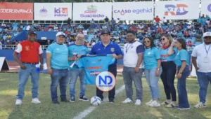 Profesor Santiago Portes realiza saque de honor en partido Salcedo FC vs O&M en la LDF