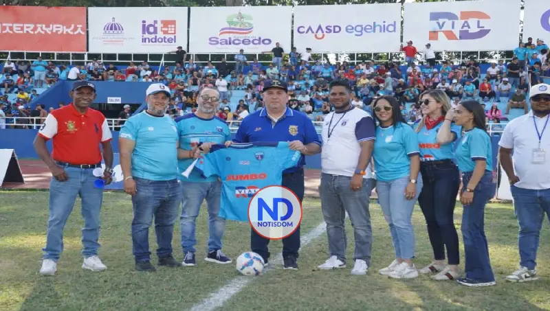 Profesor Santiago Portes realiza saque de honor en partido Salcedo FC vs O&M en la LDF 2 Profesor Santiago Portes realiza saque de honor en partido Salcedo FC vs O&M en la LDF