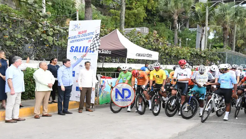 Armando Rodríguez da banderazo de salida Vuelta Ciclística Independencia