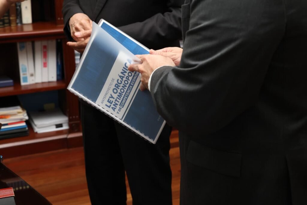 ProCompetencia entrega al Poder Ejecutivo anteproyecto de reforma a Ley 42-08 6 ProCompetencia 3 ProCompetencia entrega al Poder Ejecutivo anteproyecto de reforma a Ley 42-08