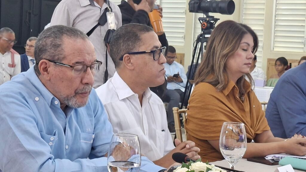 Reunion de la Direccion de Infraestructura Escolar Infraestructura Escolar ejecuta plan de remozamiento de 30 centros educativos en Santiago