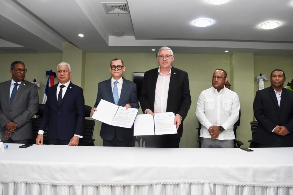 Ricardo De los Santos Eddy Olivares Rob Johnston y otros dirigentes 1 Ministerio de Trabajo firma acuerdo de cooperación con Federación Internacional de Transporte