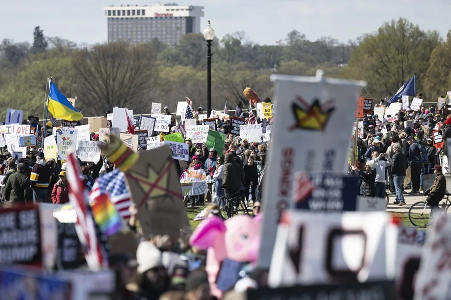 Activistas participan en la marcha 1 Inician protestas masivas contra D. Trump en los Estados Unidos
