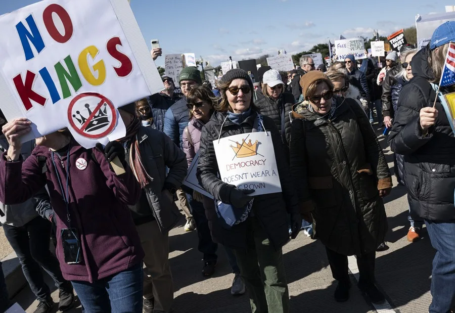Activistas participan en la marcha Inician protestas masivas contra D. Trump en los Estados Unidos