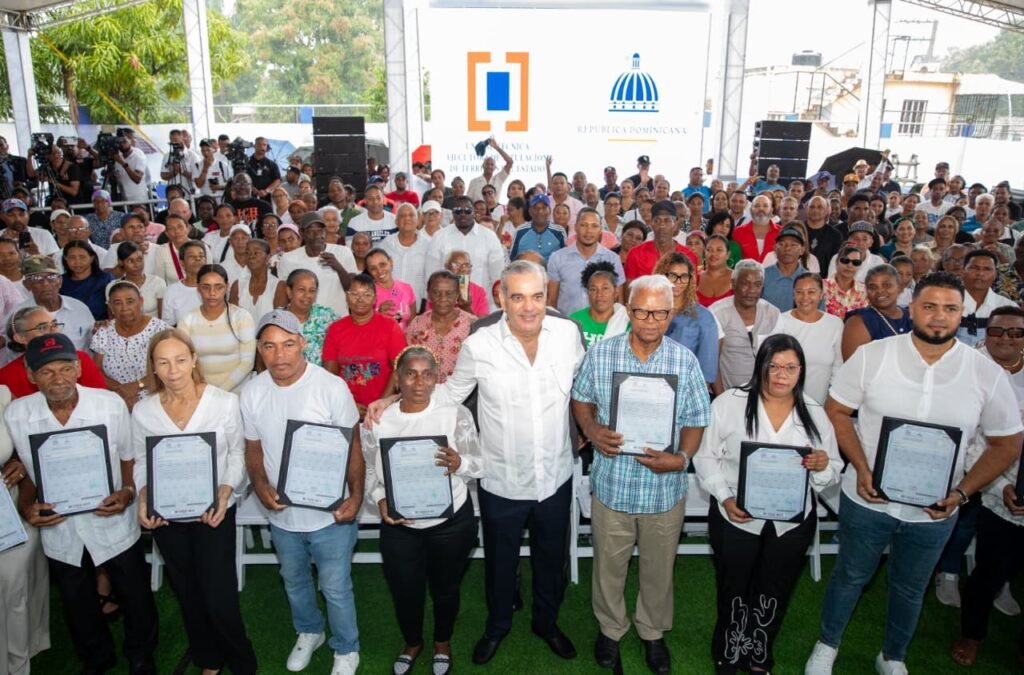 Acto de entrega Abinader entrega 442 títulos de propiedad a familias de Hato Nuevo II