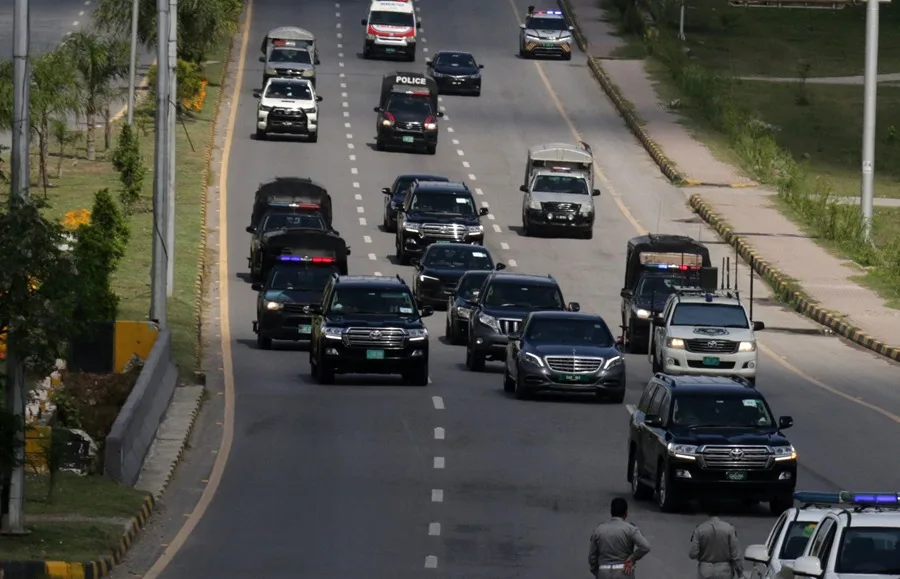 EEUU e Irán buscarán fin de la guerra, en diálogo en Pakistán 3 Agentes de seguridad pakistanies EEUU e Irán buscarán fin de la guerra, en diálogo en Pakistán